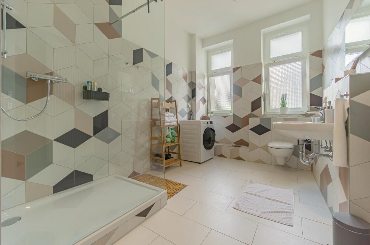 Modernes Apartment - Zentral, Ruhig, Wlan, Netflix, Kueche, Schreibtisch, Parkplatz, Waschtrockner Cottbus Eksteriør billede